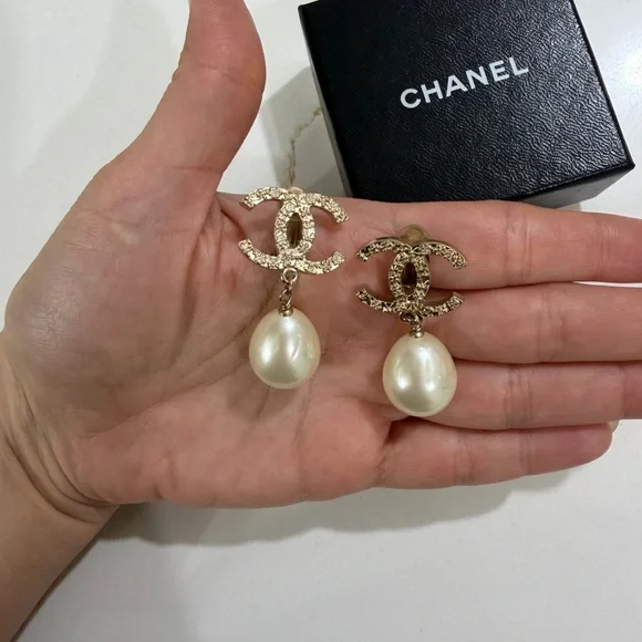 CHANEL TEAR DROP PEARL EARRING - Picture 4 of 9